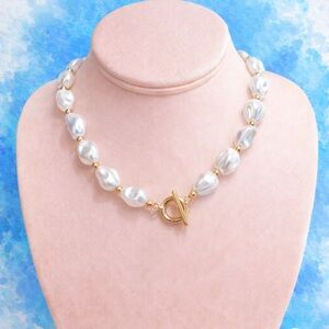 Elegant Pearl and Gold Necklace